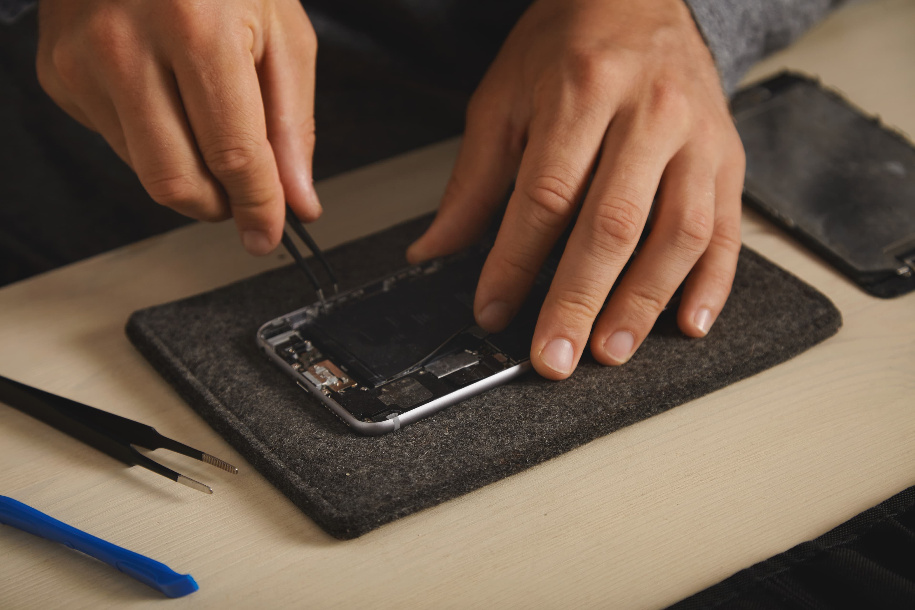 Technicien réparant un téléphone